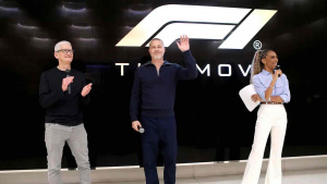 Tim Cook a Brad Pitt na představení filmu F1