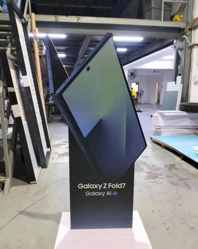 Galaxy Z Fold 7 na propagačním stojanu