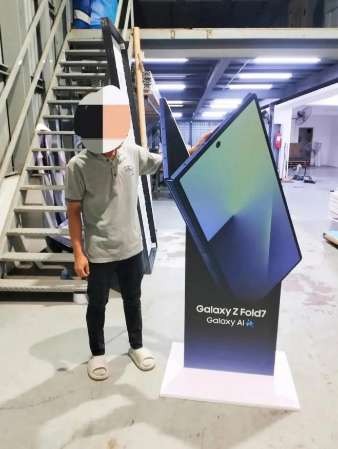 Galaxy Z Fold 7 na propagačním stojanu