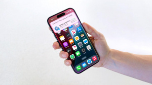 Siri na chytrém telefonu iPhone ve verzi iOS 18