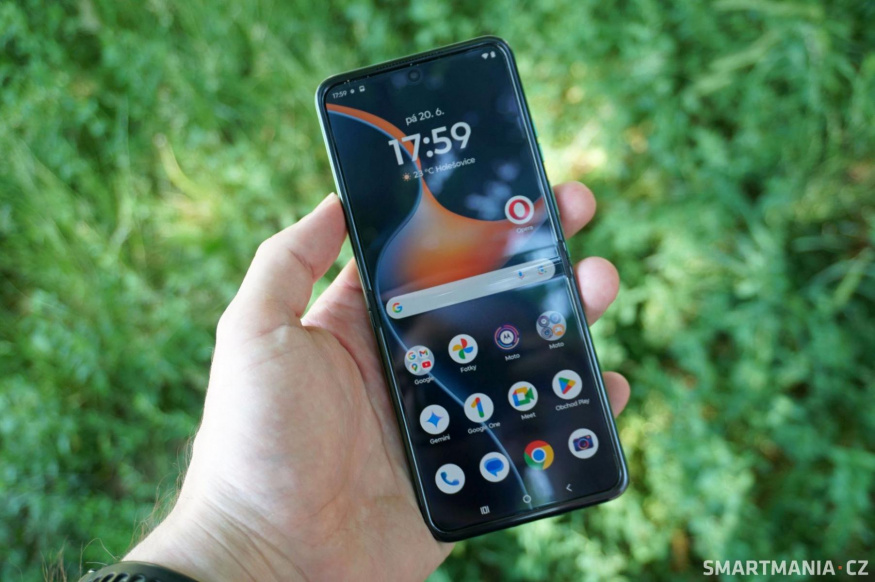 Podlouhlý tvar Motoroly Razr 60 umožňoval použít vnější displej rozumné velikosti