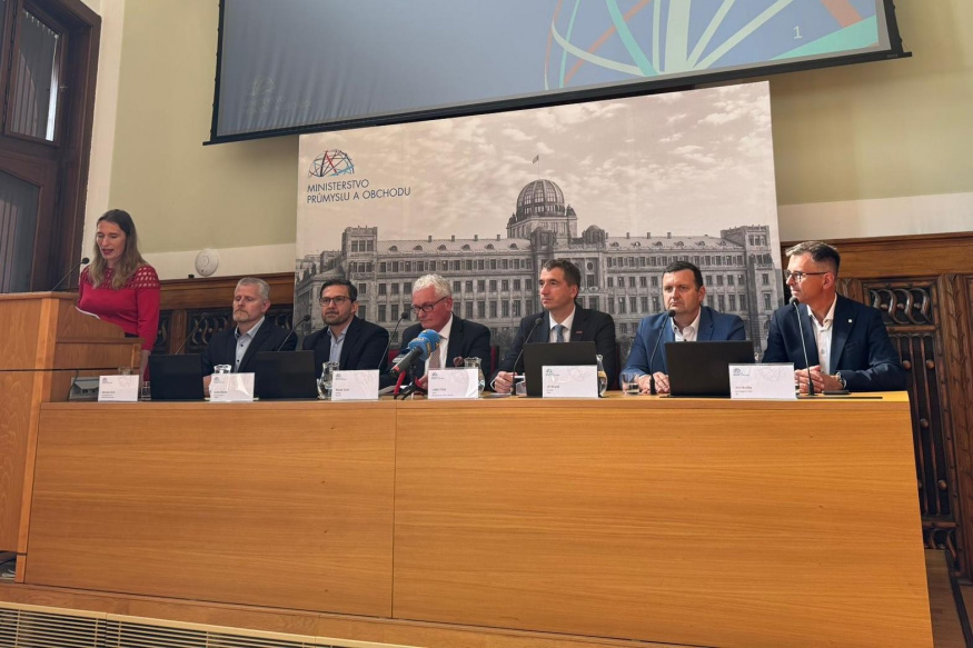 Tisková konference na ministerstvu průmyslu a obchodu, třetí z leva ministr Lukáš Vlček