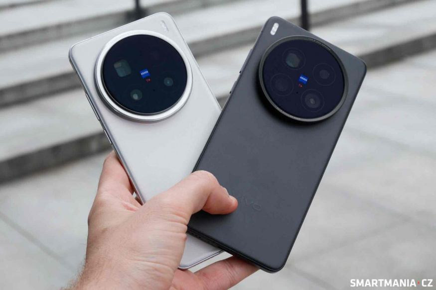 Vlevo stříbrný X200 Pro, vedle něj černý X200 Ultra