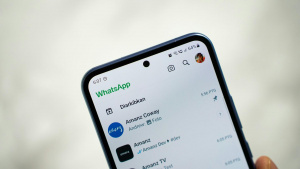 Chytrý telefon s aplikací WhatsApp