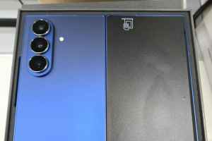 Galaxy Z Fold 7 v modré barvě na fotografii