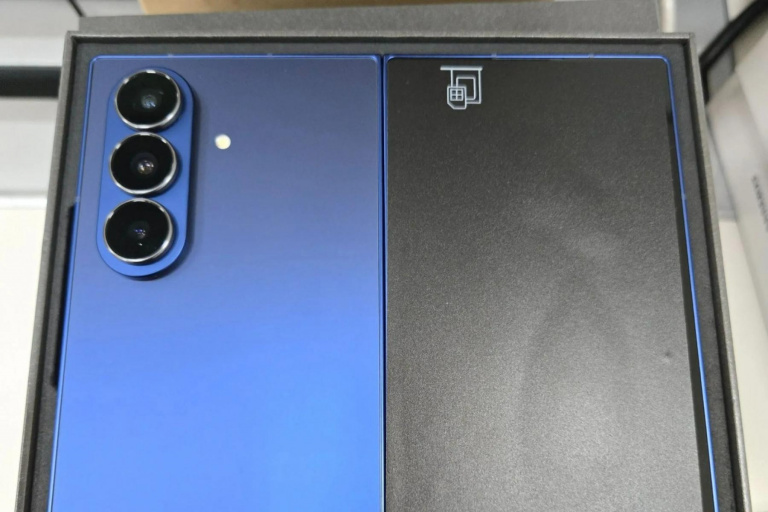 Galaxy Z Fold 7 v modré barvě na fotografii
