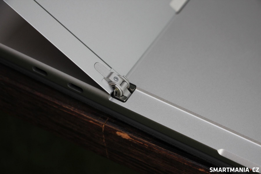 Detail pantu tabletu Microsoft Surface Pro 12