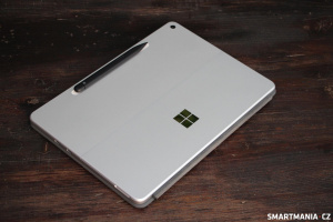 Microsoft Surface Pro 12 se stylusem na zádech