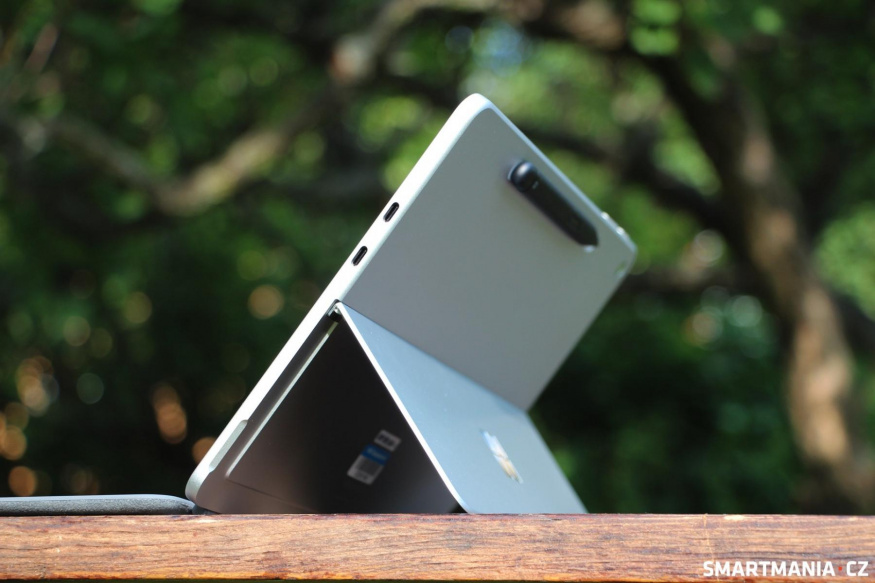 Microsoft Surface Pro 12 se stylusem na zádech