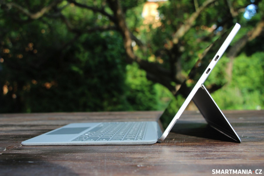 Microsoft Surface Pro 12 z boku