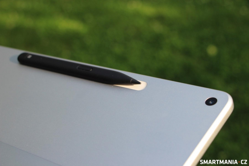 Microsoft Surface Pro 12 se stylusem na zádech
