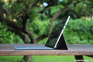 Microsoft Surface Pro 12 2025 z boku