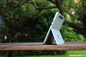 Microsoft Surface Pro 12 2025 z boku
