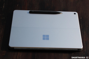 Microsoft Surface Pro 12 se stylusem na zádech