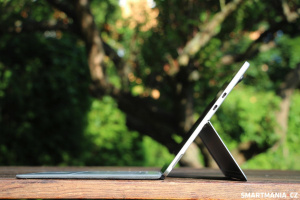 Microsoft Surface Pro 12 2025 z boku