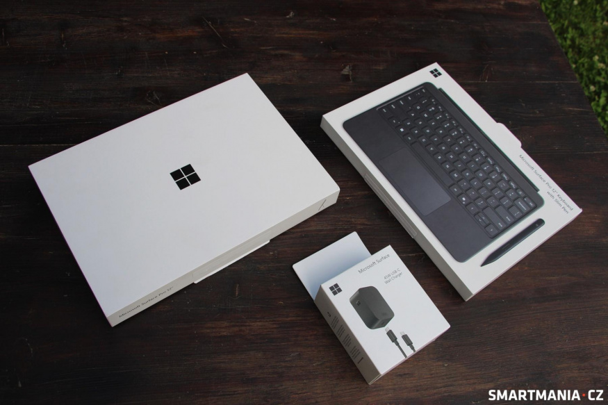 Microsoft Surface Pro 12 s příslušenstvím