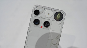 Nothing Phone 3 v bílé barvě