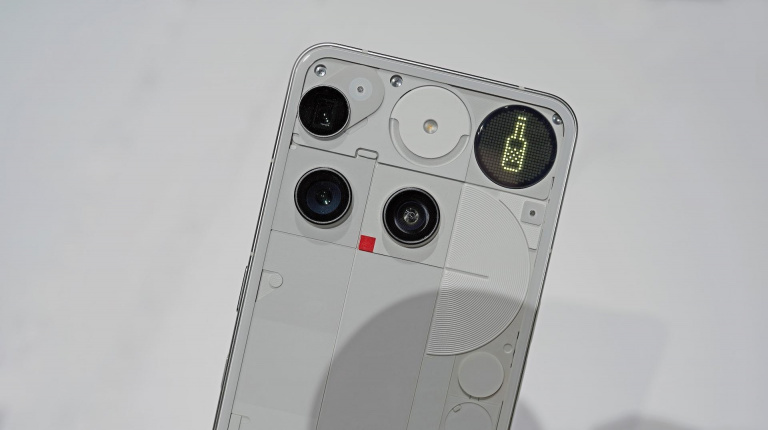 Nothing Phone 3 v bílé barvě