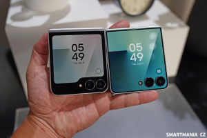 Samsung Galaxy Z Flip 7 FE (vlevo) a Galaxy Z Flip 7 (vpravo)