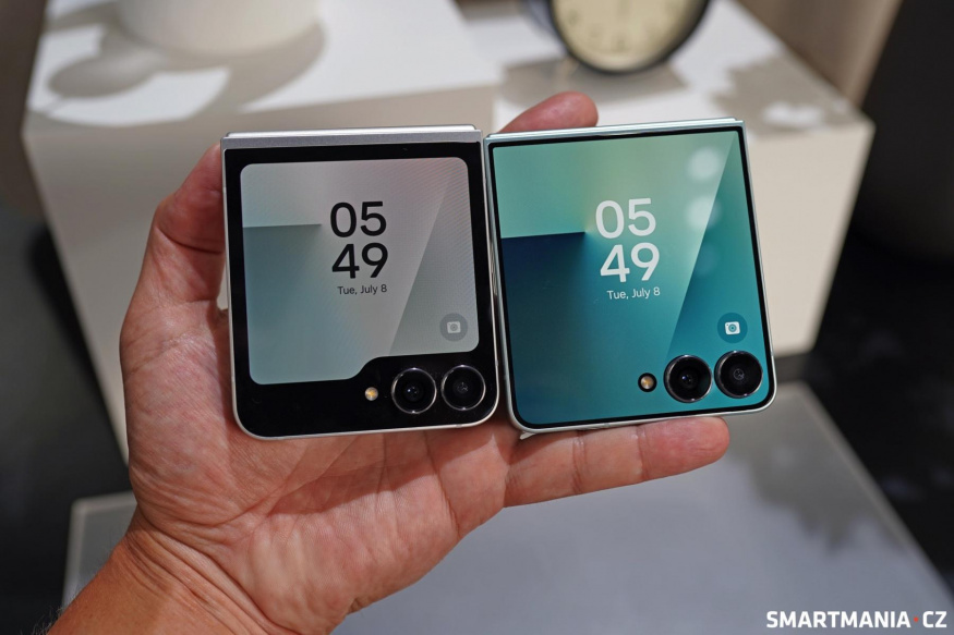 Samsung Galaxy Z Flip 7 FE (vlevo) a Galaxy Z Flip 7 (vpravo)