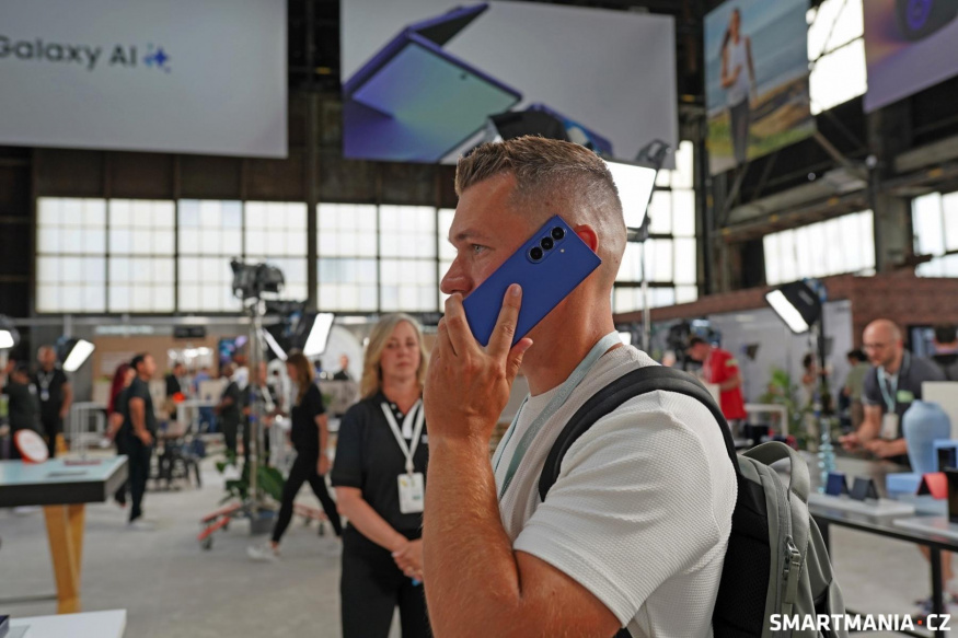 Samsung Galaxy Z Fold 7 v modré barvě