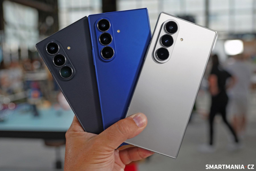 Samsung Galaxy Z Fold 7 v černé, modré a stříbrné barvě
