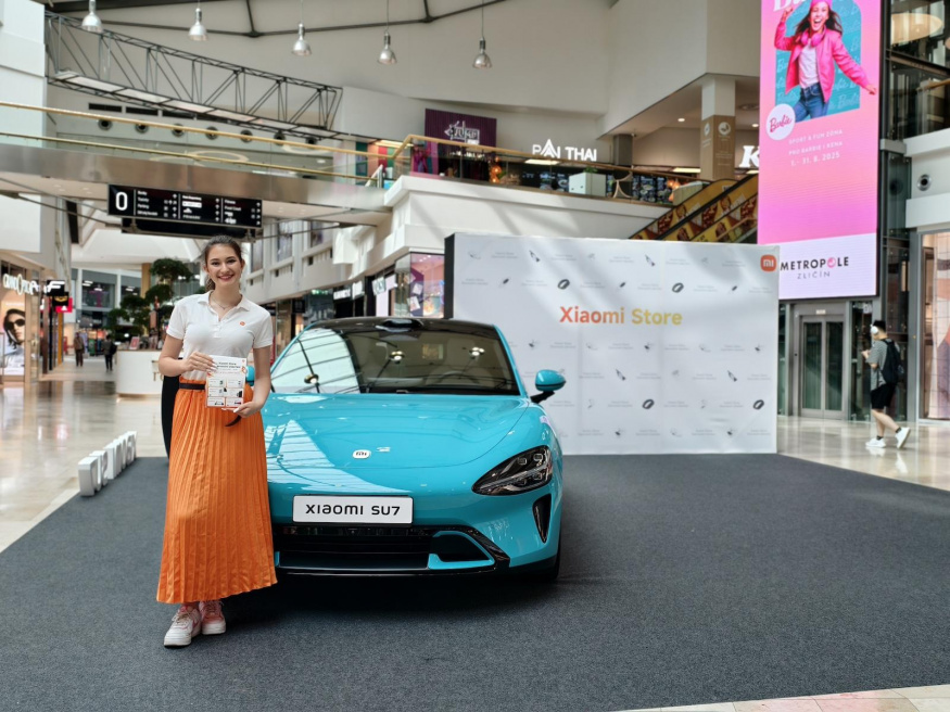 Před obchodem Xiaomi si můžete prohlédnout jejich první elektromobil SU7