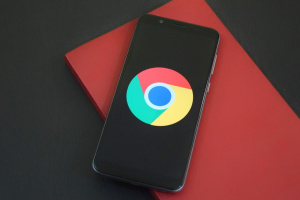 Mobilní telefon s ikonou Chrome
