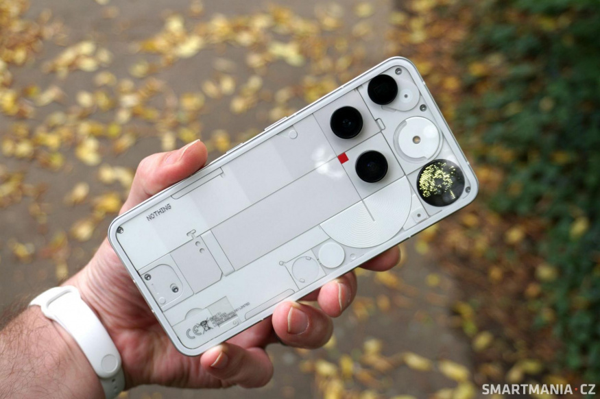 Nothing Phone (3) ukazuje prostředníček všem těm nudným, jednobarevným plackám
