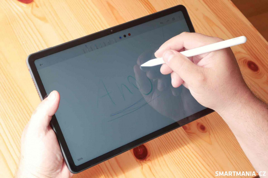 Redmi Pad 2 v ruce se stylusem