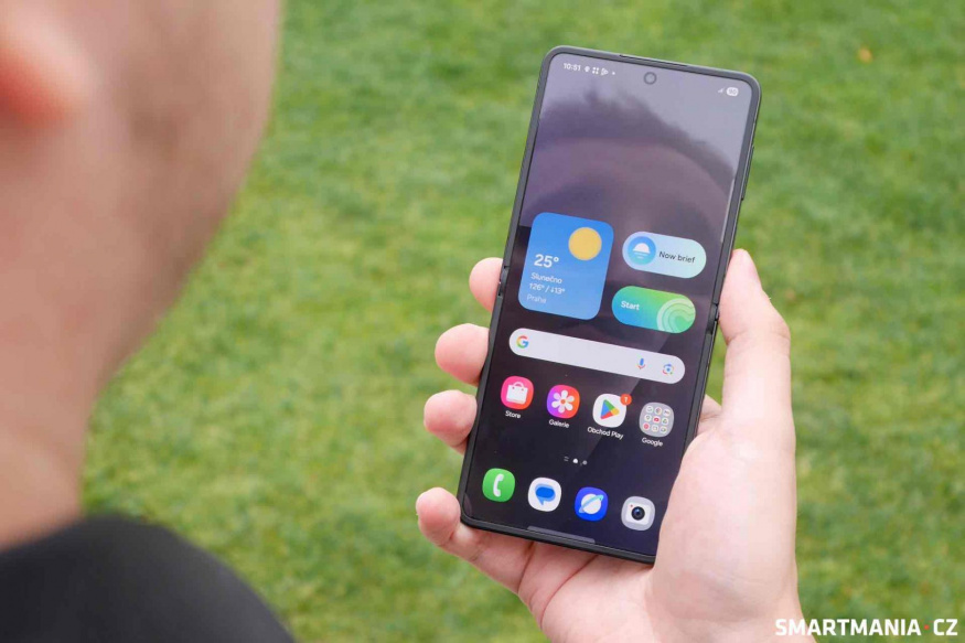 Samsung Galaxy Z Flip 7 s otevřeným displejem