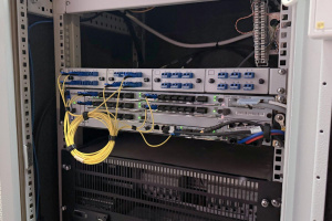 Mozek celé stanice – optický panel a komunikační jednotka, mimochodem od čínského výrobce Huawei