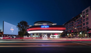 Retro futuristická restaurace Tesla Diner v Los Angeles