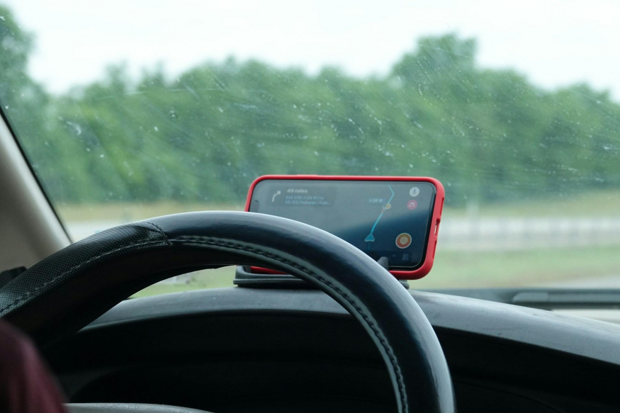 Aplikace Waze během navigace na chytrém telefonu v autě