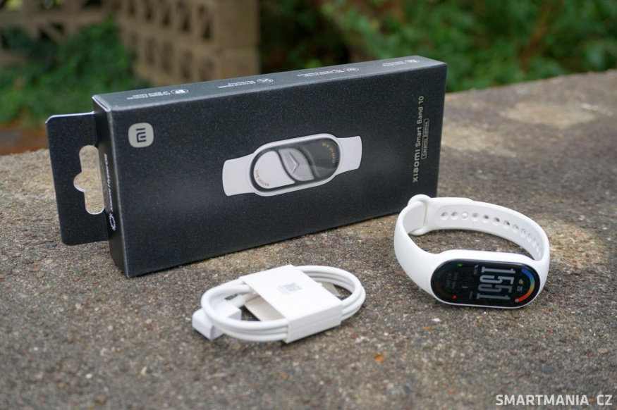 Balení Xiaomi Smart Band 10 obsahuje jen náramek samotný a tolik zásadní kabel na nabíjení