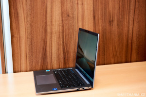 Asus Expertbook P3405 a pohled z boku na displej + konektory