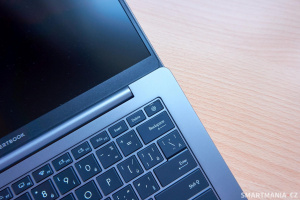 Asus Expertbook P3405 a detail klávesnice se čtečkou otisků prstů