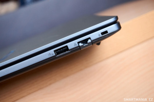 Asus Expertbook P3405 má rovněž síťový konektor RJ45