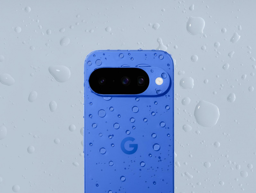 Pixel 10 ve stříkající vodě