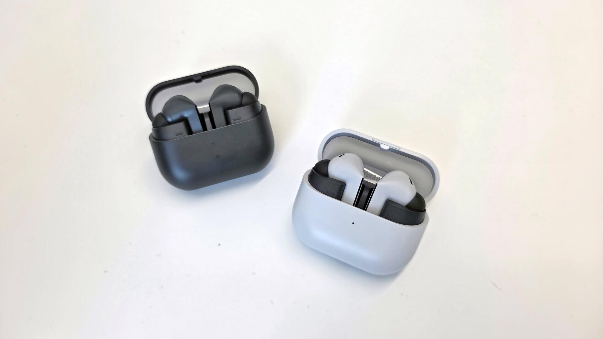 Samsung Galaxy Buds 3 FE v černé a šedé barevné variantě