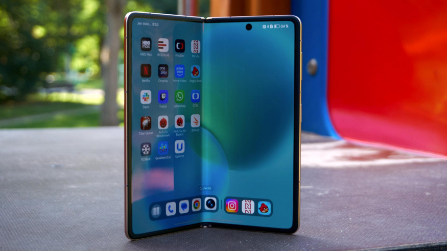 Honor Magic V6 odkývá svoji výbavu. Tenká skládačka oslní obří baterií