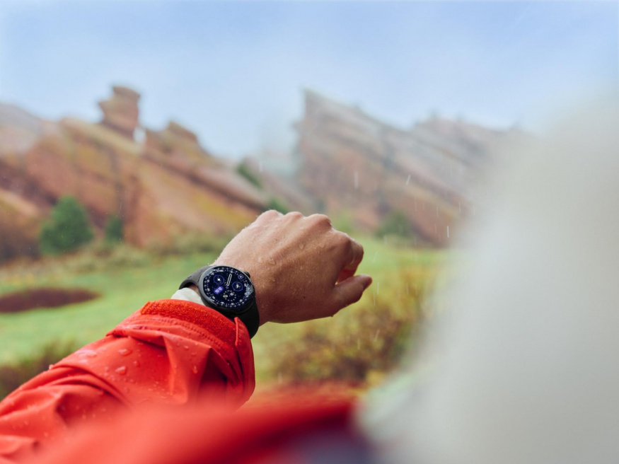 Hodinky Pixel Watch 4 v dešti