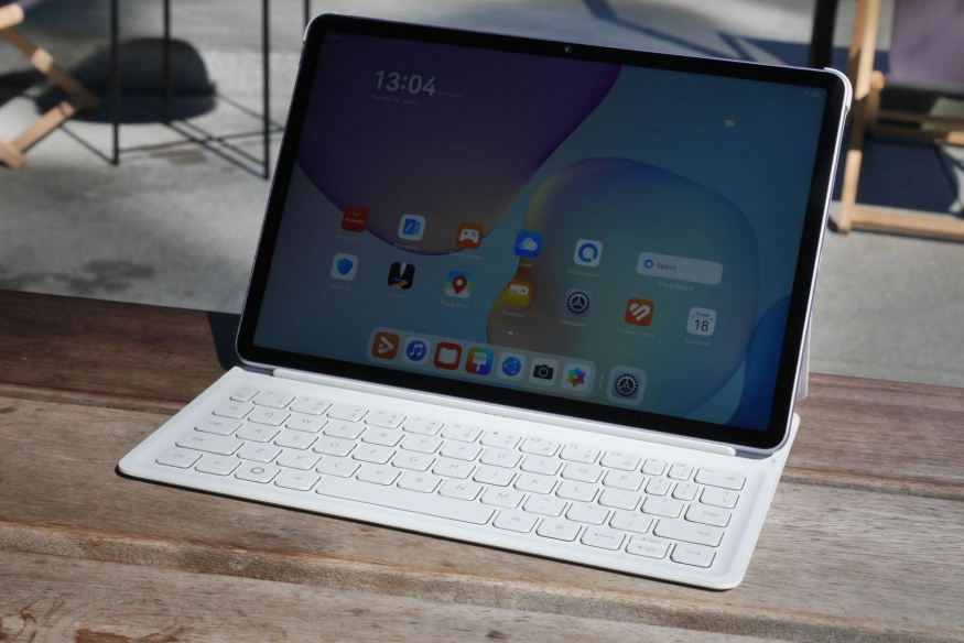 Huawei MatePad 11.5 s připojenou klávesnicí