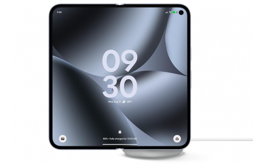 Pixel 10 Pro Fold v nabíjecím stojánku