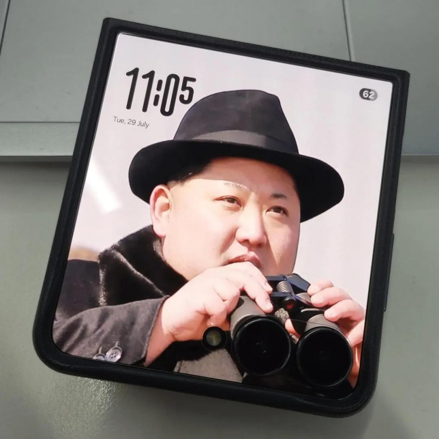 Samsung Galaxy Z Flip 7 Kim Jong Un