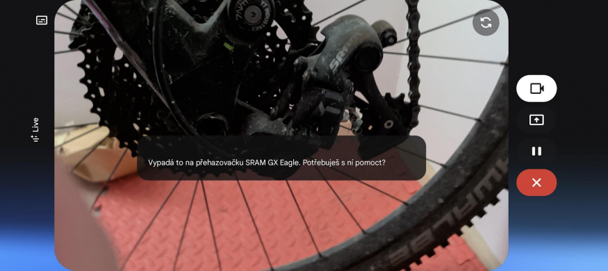 Google v tipech láká na schopnost Gemini Live pomoci s opravou přehazovačky na kole. Na obrázku je Sram X1 (což je na přehazovačce i napsané), nikoli GX Eagle. Další pomoc jsem proto odmítnul.
