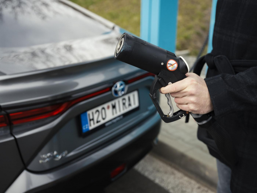 Vodíková Toyota Mirai v Praze (ilustrační obrázek)