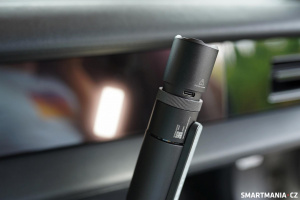 Po vysunutí horní části získáte přístup k USB-C konektoru pro dobíjení