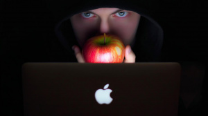 Hacker používající počítač od Applu (ilustrační obrázek)