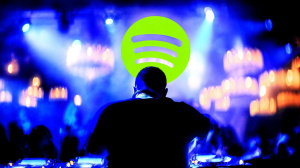 DJ v klubu s logem Spotify (ilustrační obrázek)